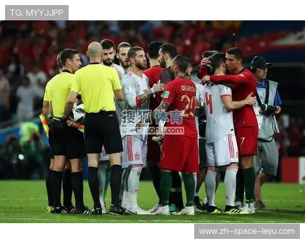 裁判终场哨响，双方教练握手表情对比