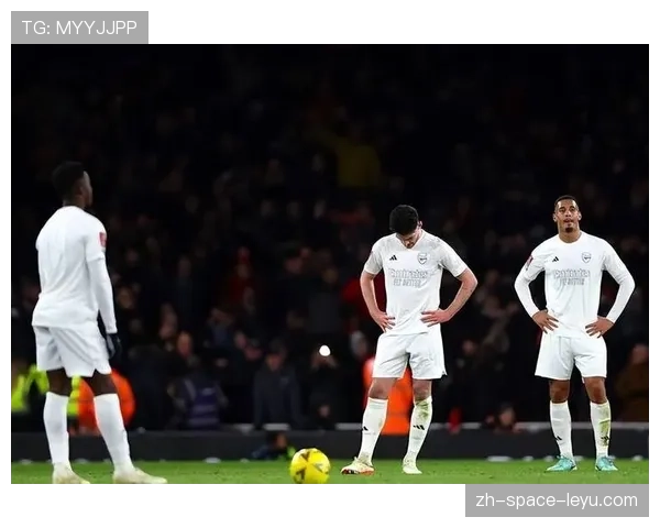 场边视角：西汉姆联助理教练向场内大喊，提醒球员注意对手的特定进攻套路倾向